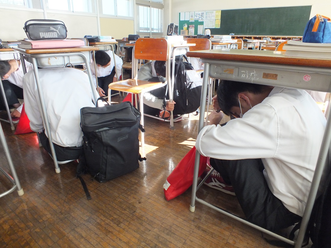 学期避難訓練 机の下に身を隠す避難行動練習
