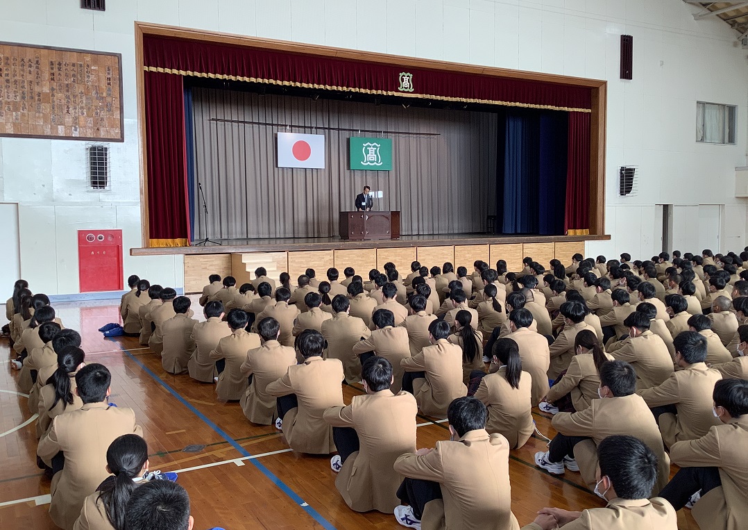 体育館　始業式 ２学期終業式を体育館で実施…今年を振り返り来年よいスタートを！ | 島田樟誠高等学校