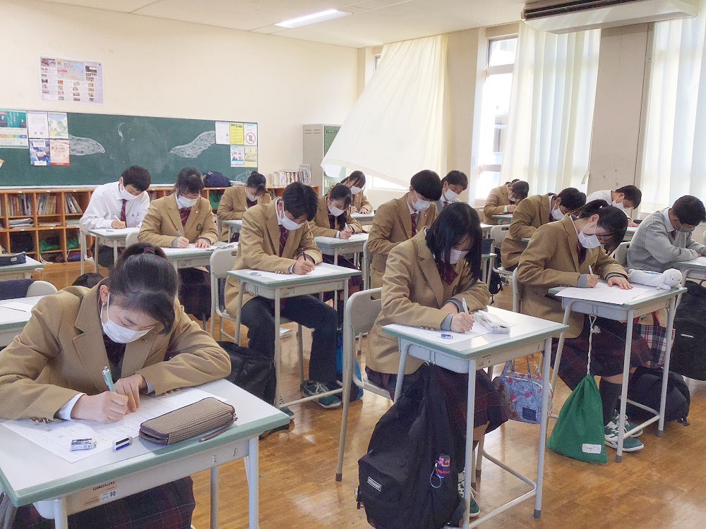 校内漢字テスト第６回実施…３学年がそろう最後のテストに集中しました！