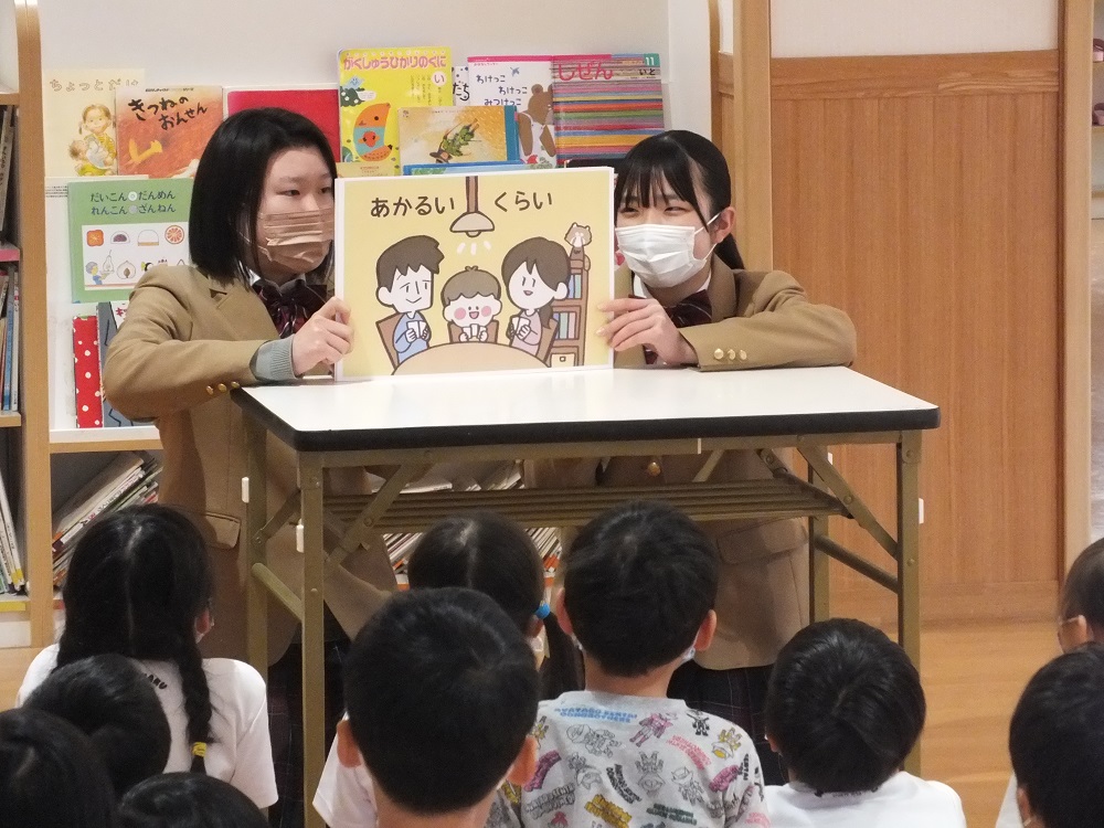 特進28HR太田さん、村松さん付属幼稚園で「防災紙芝居」読み聞かせ！