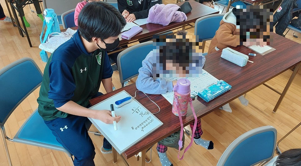 冬休み三ツ合町寺子屋ボランティア…1、２年生17人が小学生の学習を手伝いました！