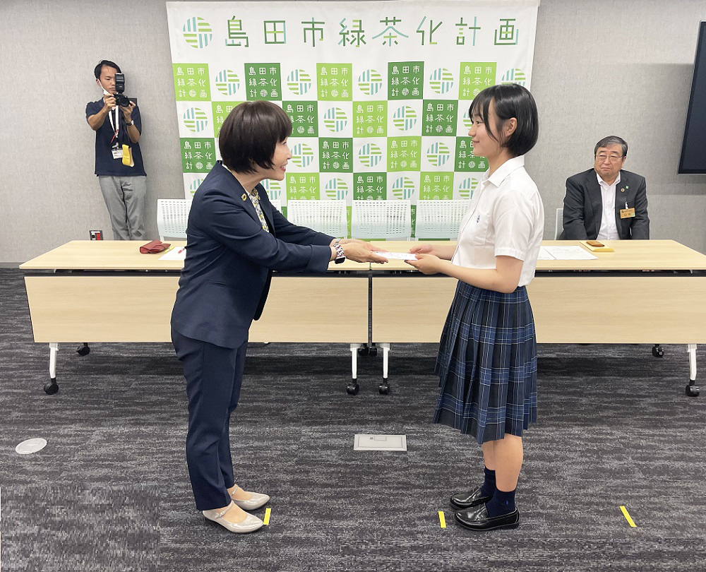 卓球部草間ひかるさん、全国総体卓球競技出場を島田市長に報告！