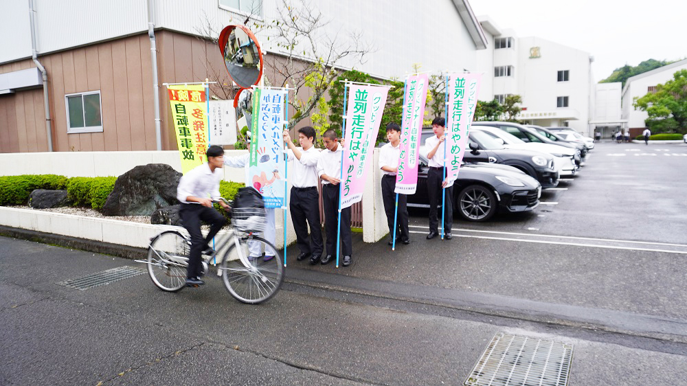 秋の交通安全街頭指導…校門で交通安全マナーアップを呼びかけました！