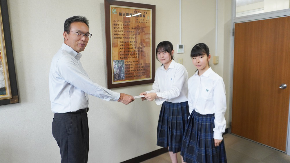 卓球部草間ひかるさん・玉石汐里さん、同窓会から全国総体出場の激励を受ける！