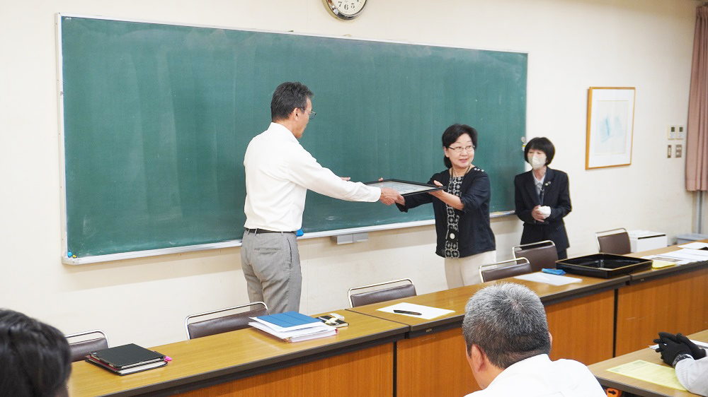 静岡教弘より教育活動奨励賞が授与されました…有効に活用します！