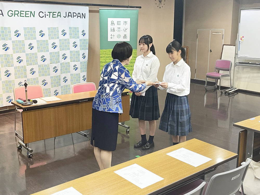 卓球部草間ひかるさん・玉石汐里さん、全国総体出場を島田市長に報告！