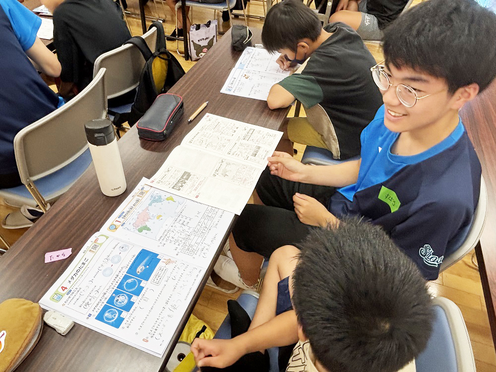 小学生向け三ツ合町寺子屋で本校生31人が学習ボランティアに参加しました！