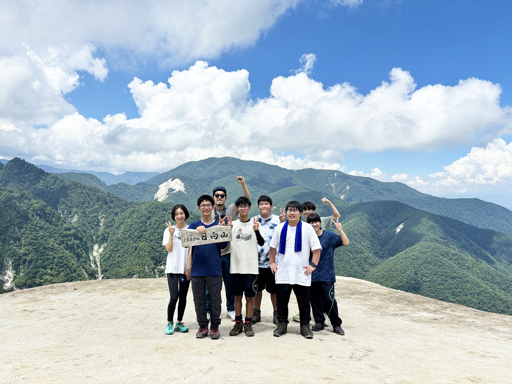 野外活動部、山梨県の日向山（1，660ｍ）へ登頂…素晴らしい眺望を楽しみました！