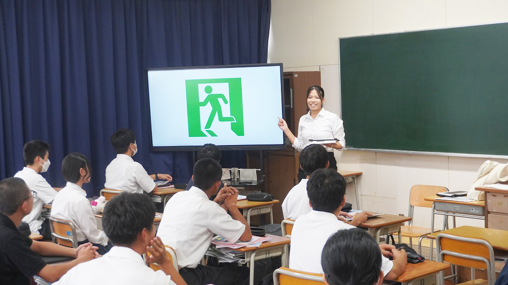 教育実習生杉村美桜さん（令和2年3月卒）…後輩たちに懸命に英語を教えました！