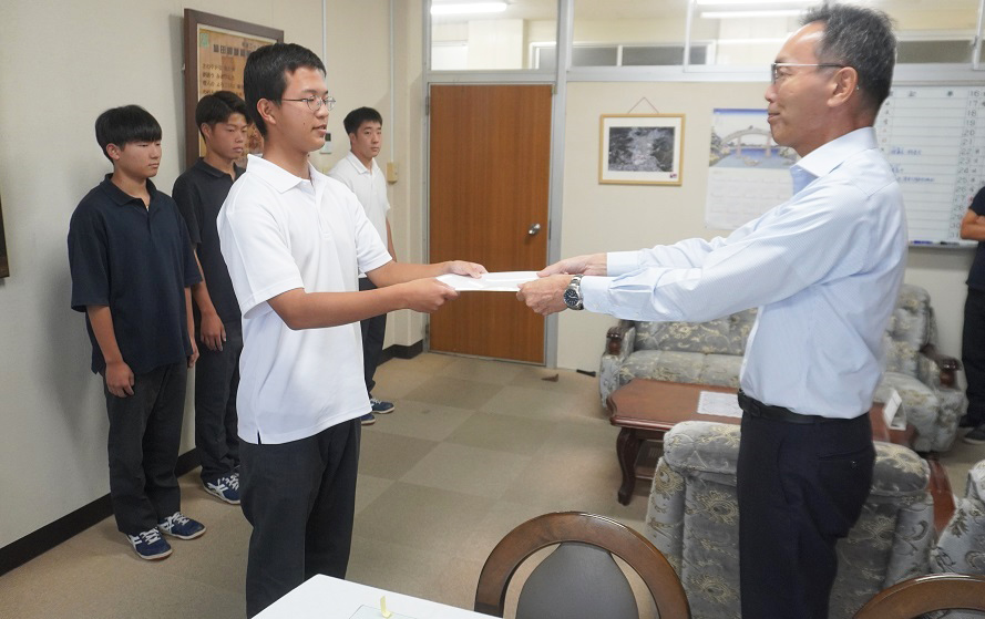 ３年生就職試験合格通知受取式…校長先生が一人一人に声をかけながら手渡してくれました！