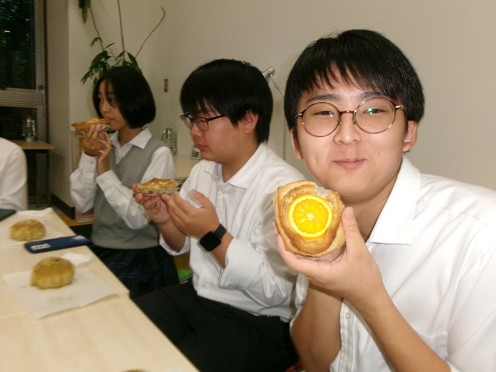 特進コースは樟風祭に向けてシルベスターとの協働開発パンを試食しました！
