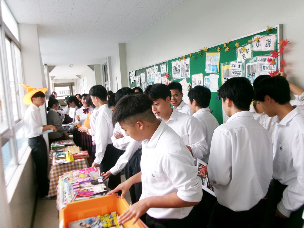 図書委員会主催「古雑誌市」（樟風祭恒例）開催…多くの生徒たちで賑わいました！