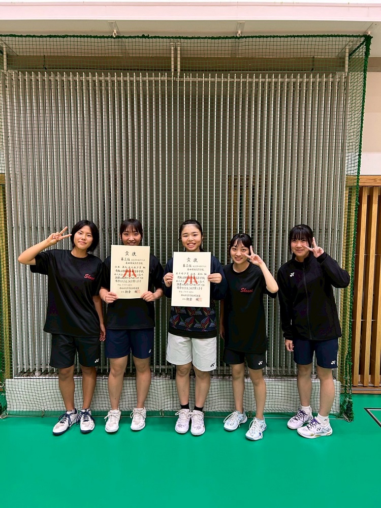 バドミントン新人戦中部大会…五十右さん女子個人優勝・男女団体５位などの健闘光る！