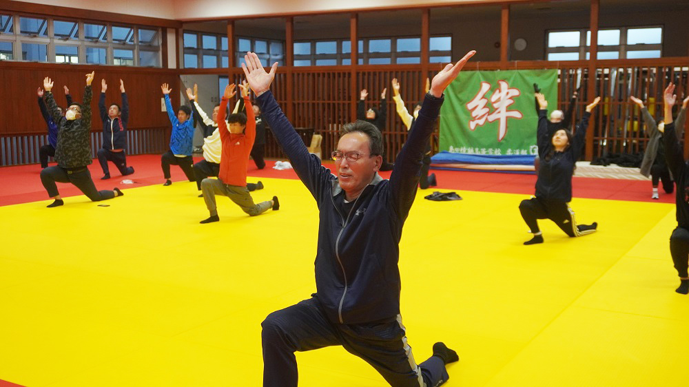 衛生委員会「ヨガ講習会」…樟誠高校を盛り上げるため先生方もリフレッシュ！