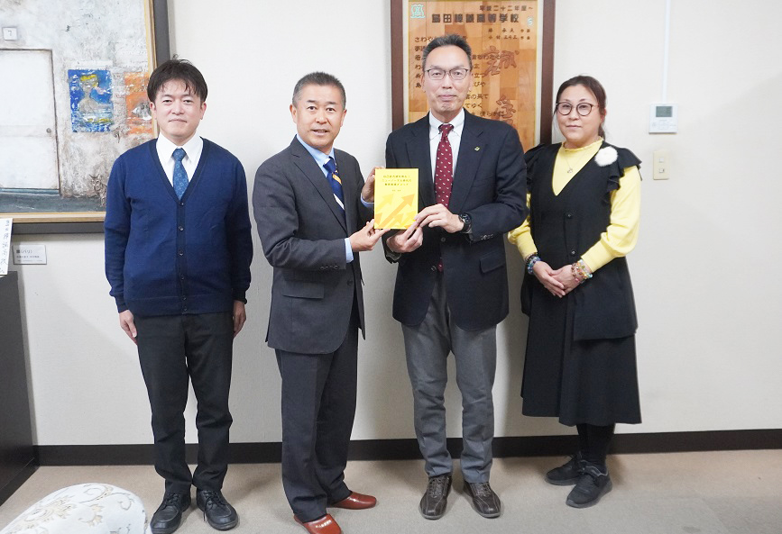 静岡県立大学窪田先生から本の寄贈がありました！