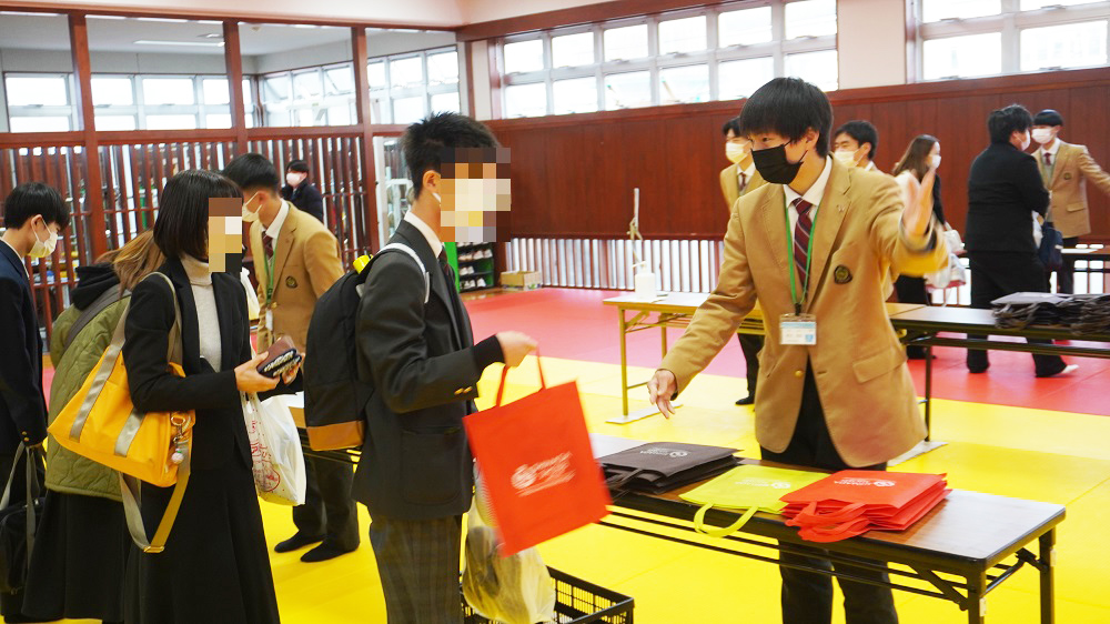 冬オープンスクール１日め…進路選び大詰めの中学生が多数参加してくれました！