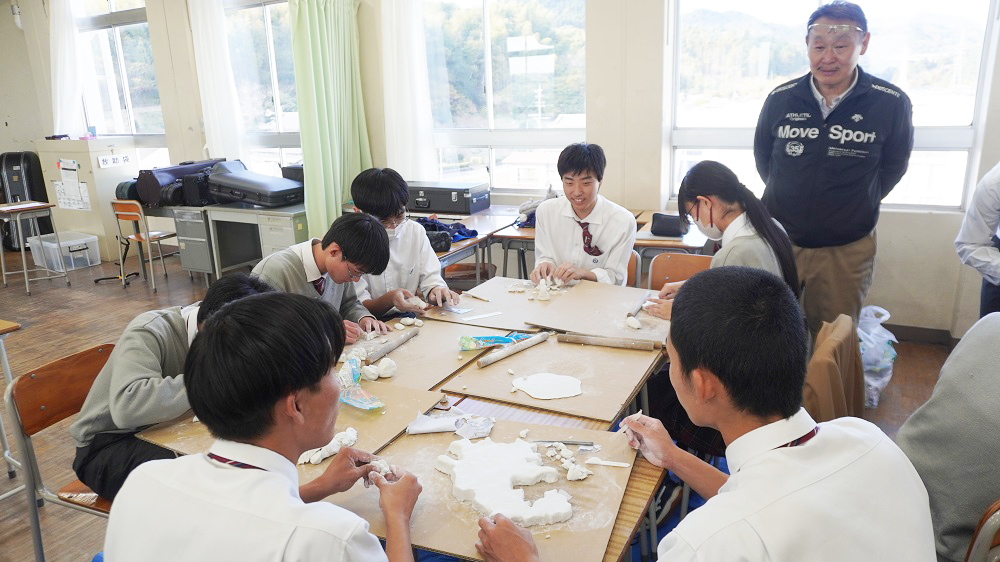 ３年キャリア総合選択（社会科）…紙粘土で立体模型作りにチャレンジ！