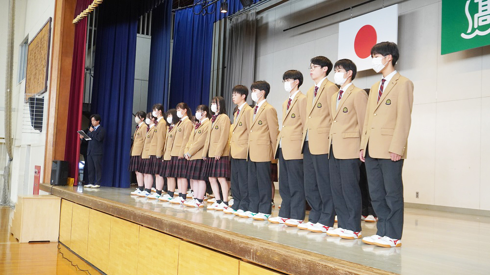 ２学期末表彰式…運動部６団体他、各方面の活躍者が壇上で紹介されました！