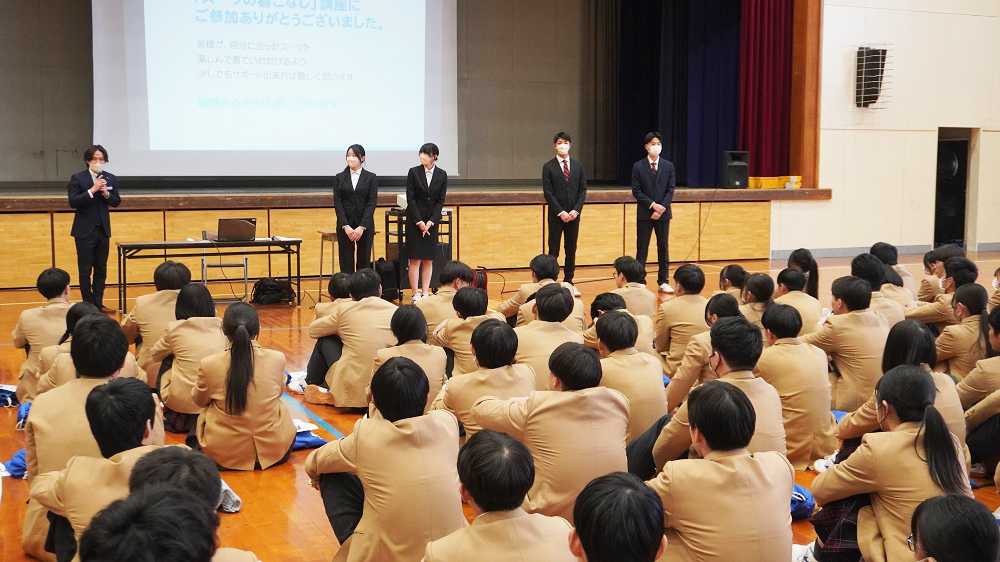 ３年生「着こなし講座」…成人の身だしなみとして着こなしを学びました！