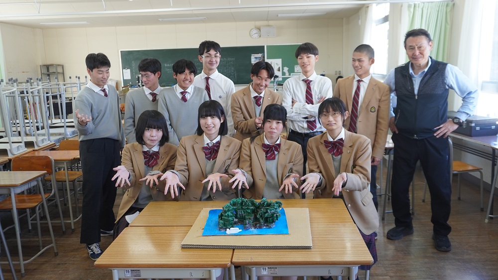３年キャリア総合選択（社会科）…「父島立体模型」を皆で完成させました！