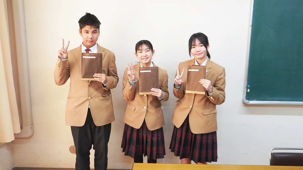 令和７年度「読書王」「図書館王」決定…髙橋さん、白畑さん、樋口君おめでとうございます！