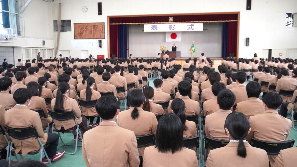 ３年生表彰式・同窓会入会式…表彰生徒を皆でお祝いしました！