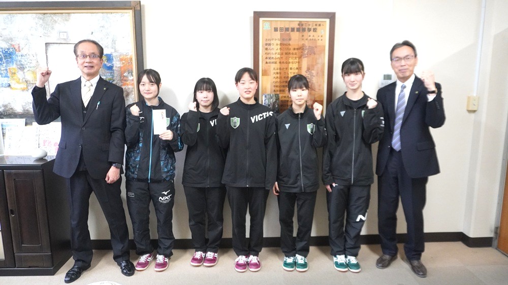 女子卓球部は全国選抜卓球大会（新潟県開催）出場を祝して激励金を同窓会からいただきました！