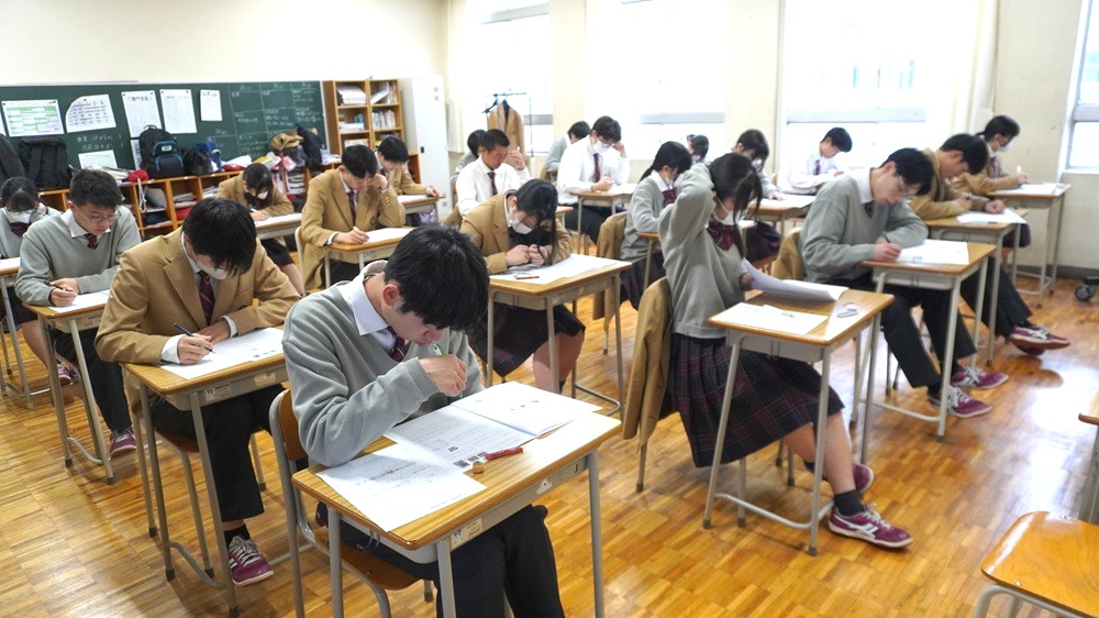 学年末テスト（１、２年生）全コースで開始…有終の美を飾れるように頑張っています！