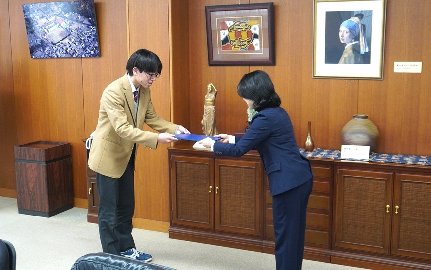 矢部湊仁君（38HR）JICAエッセイコンテストで入選し本校で贈呈式行われる！