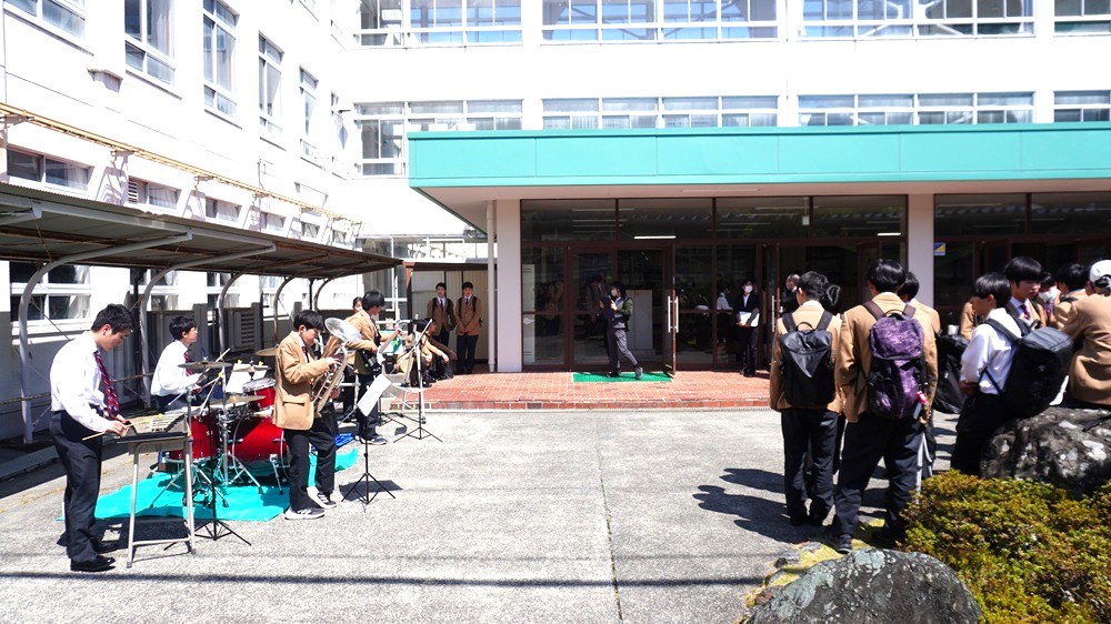 ダンス部・吹奏楽部は昇降口で新入生歓迎のダンスや演奏を披露しました！