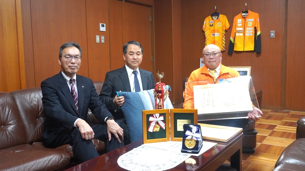 本校卒業生宮地さん、技能グランプリ金賞受賞…100周年に花を添えてくれました！