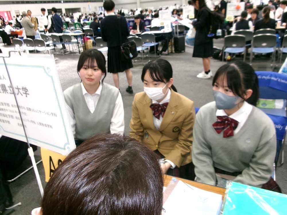特別進学コース「進路相談会」参加…積極的に情報収集しました！