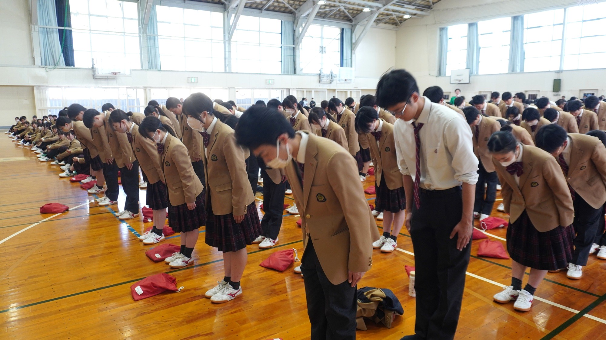 100周年に向けての今年度第１回全校集会…生徒、職員皆で気運を高めました！
