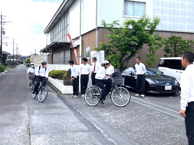 野球部、風紀委員による朝の挨拶運動、及び自転車登校生徒のヘルメット着用を積極的に推進しています！