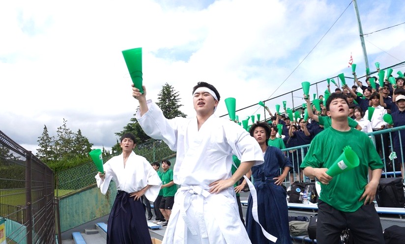 応援団、吹奏楽部、1年生などの熱気あふれる応援で野球部勝利を後押ししました！