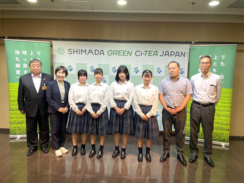 卓球部全国総体出場者４人（草間さん､小林さん､犬飼さん､玉石さん）が島田市長を表敬！
