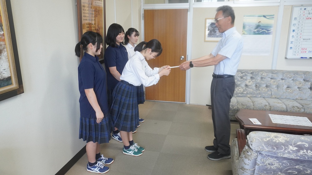 女子卓球部、全国総体出場（草間さん､小林さん､犬飼さん､玉石さん）同窓会からの激励を受ける！
