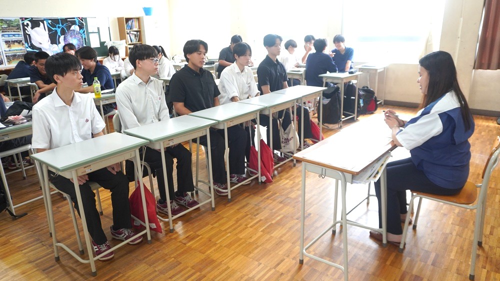 ３年生進路ガイダンスで模擬面接…企業や大学の担当者から直接指導を受けました！