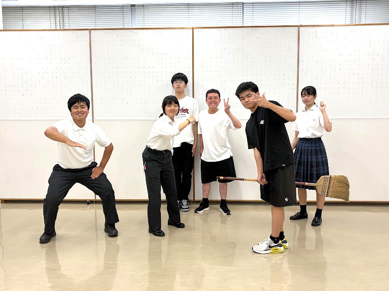 演劇部は中高演「夏期研究大会」においてプロ劇団の演技指導を受けました！