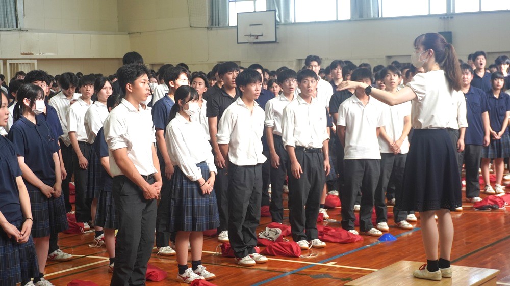 100周年に向けての全校集会…礼法作法や校歌斉唱を練習しました！