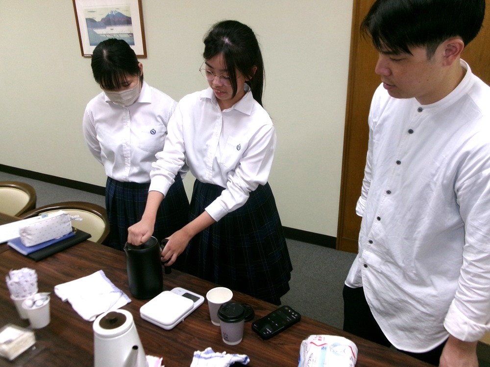 特進コース１年生「樟誠オリジナルブレンドコーヒー」作りにチャレンジ！