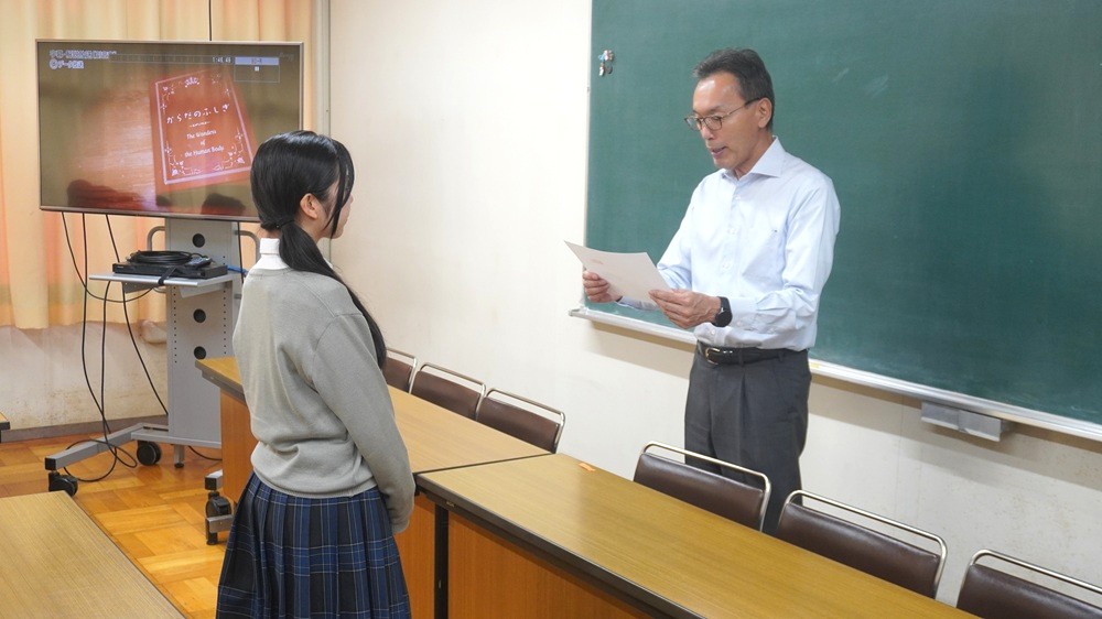 ３年生就職試験合格通知受取式…喜びをかみしめて校長先生から受け取りました！