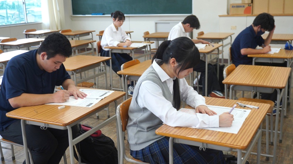 第２回英語検定に24人が挑戦…合格めざして真剣に問題に取り組みました！