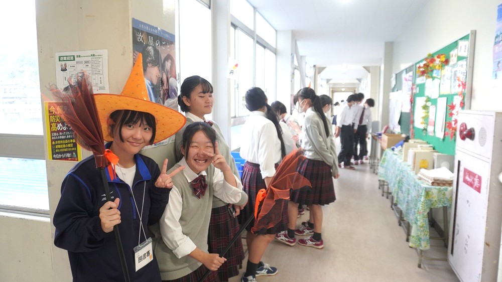 図書委員会主催「古雑誌市」開催…樟風祭に向けて生徒たちも盛り上がっています！