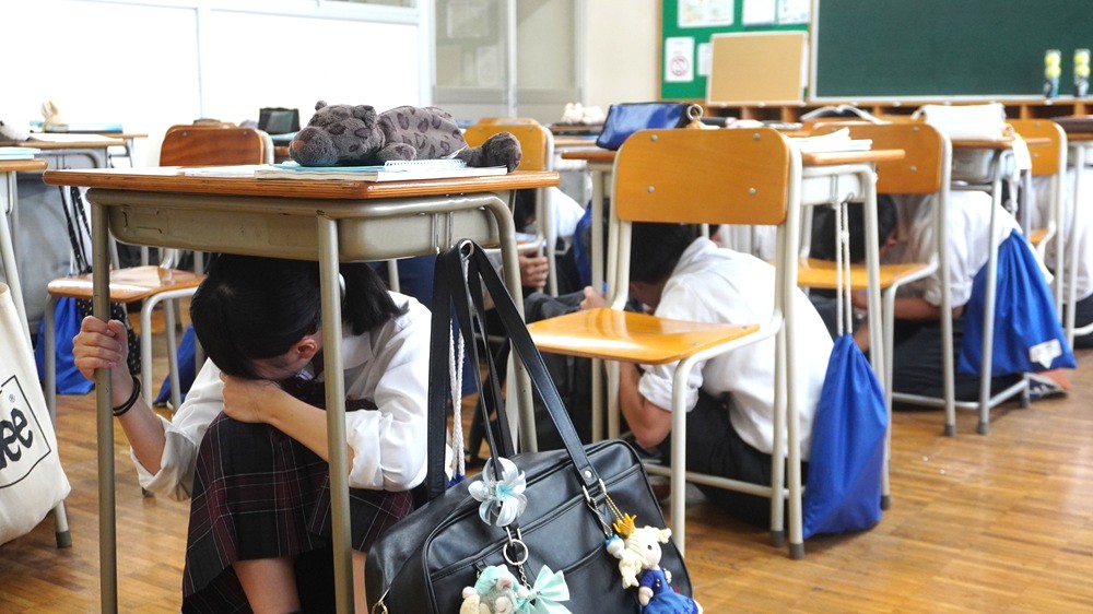 ２学期避難訓練実施…机下への退避行動を速やかに取ることができました！